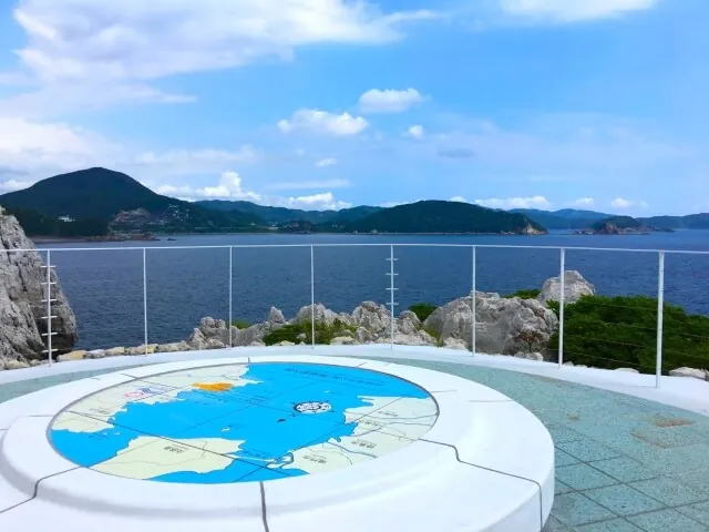 Michi-no-Eki Shirasaki Kaiyo Koen : l'aire de repos posée sur le calcaire blanc