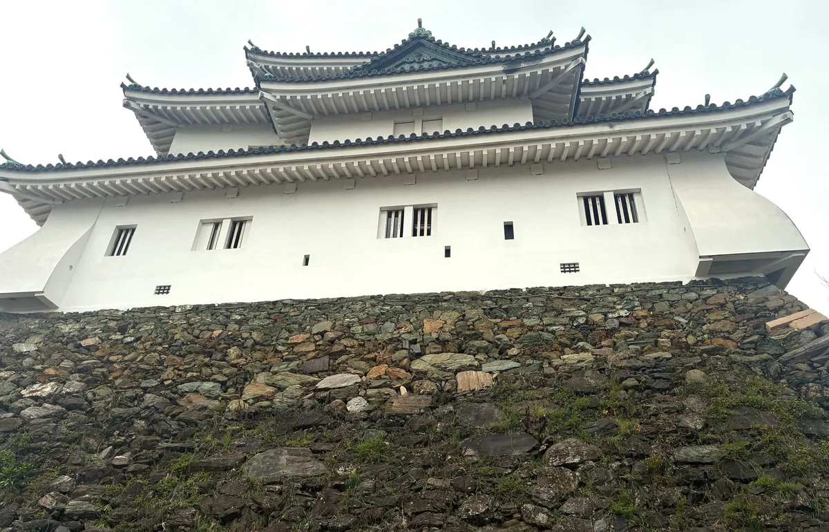 Les murs de pierre du château de Wakayama : trois seigneurs, trois appareils