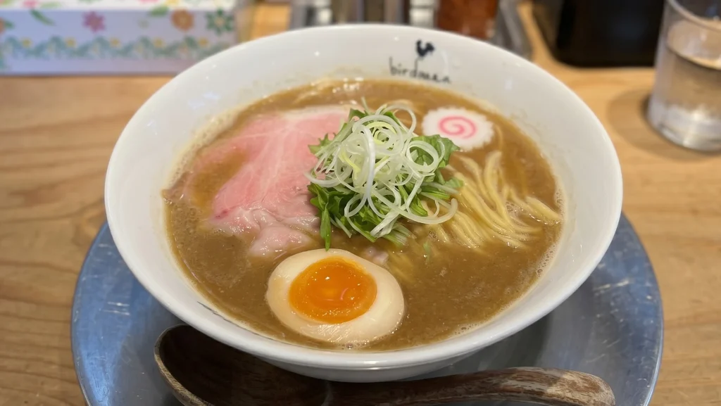 Nokō Tori SOBA शोयु — Kinokuni mikan-dori कुखुराबाट बनेको BIRDMAN को साइनेचर गाढा तोरी-पाइतान रामेन (सोया सस संस्करण)